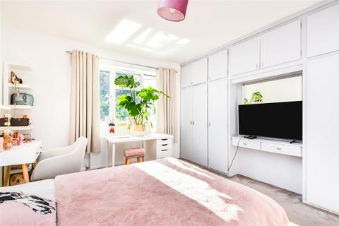 4 bedroom semi-detached house for sale, Wentworth Avenue, London N3