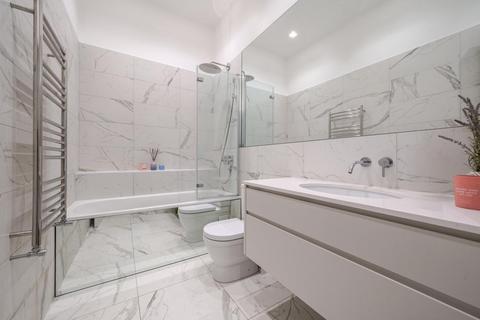 Flat 2, 11 Woodside Grange Road, London, N12 8SJ