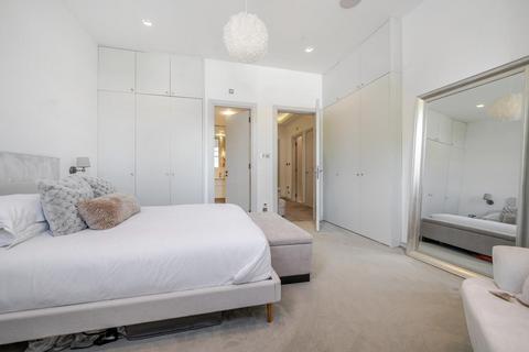 Flat 2, 11 Woodside Grange Road, London, N12 8SJ