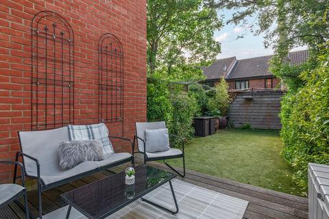 Flat 2, 11 Woodside Grange Road, London, N12 8SJ