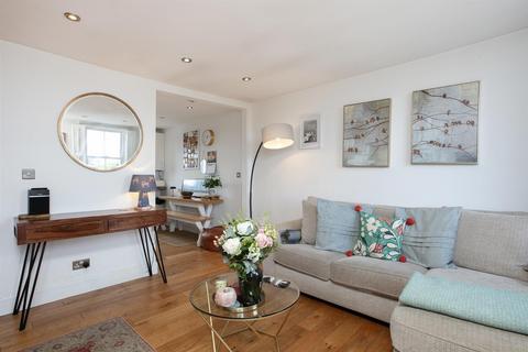 16c Nunhead Green, London, SE15 3QF