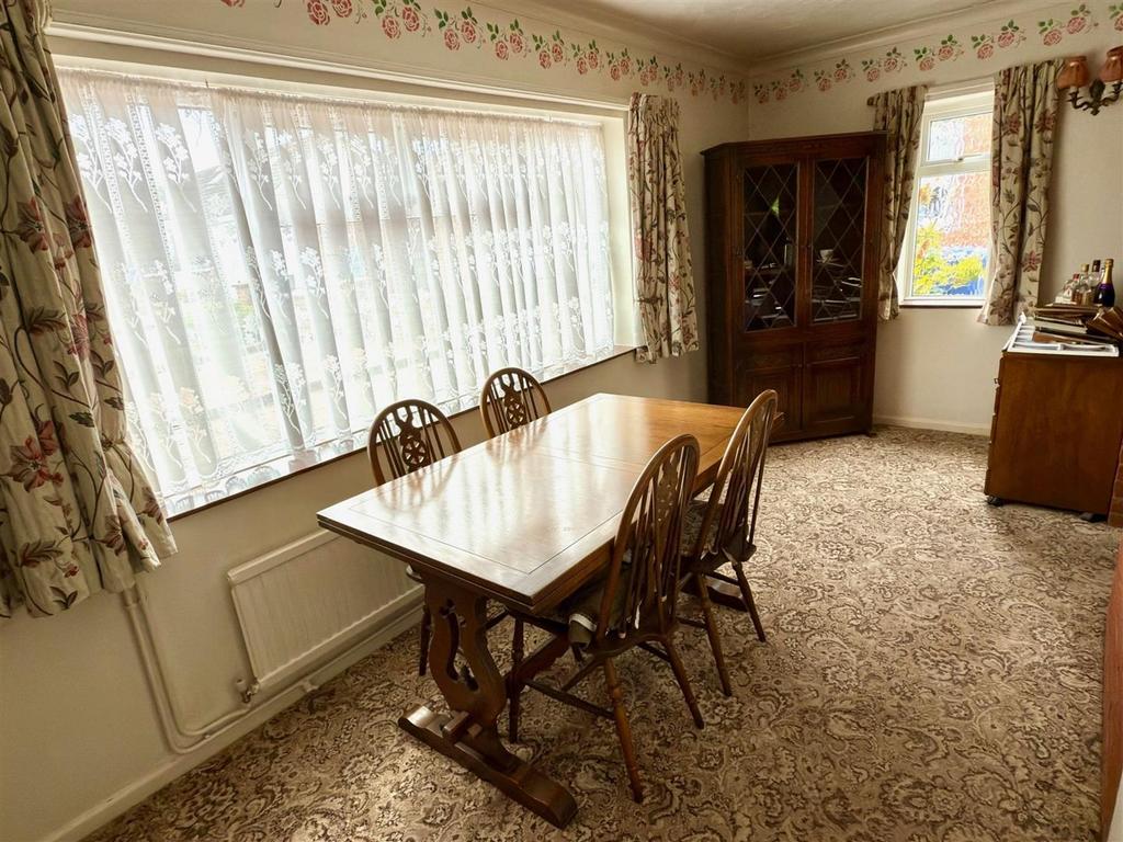 DINING ROOM.jpg