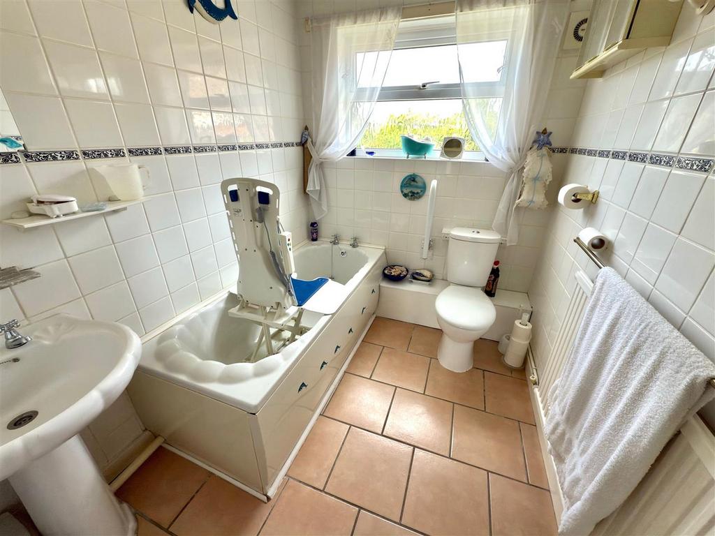 MAIN BATHROOM.jpg