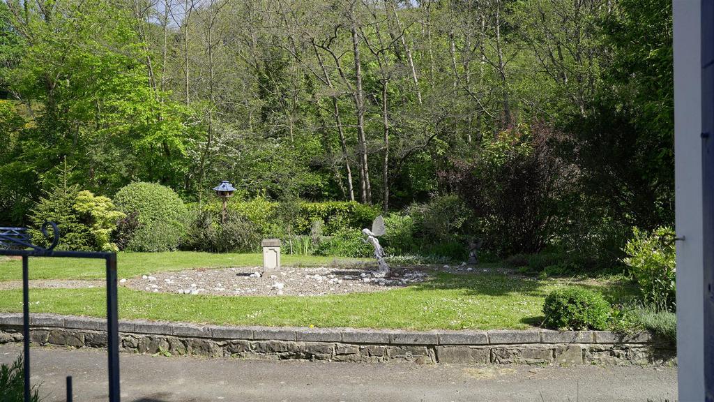 Felin - garden 1.jpg