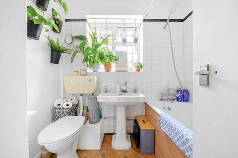 1a Hill Crest, Surbiton, KT6 6JX