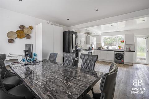5 bedroom semi-detached house to rent, Arrowsmith Road, Chigwell