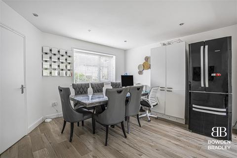 5 bedroom semi-detached house to rent, Arrowsmith Road, Chigwell