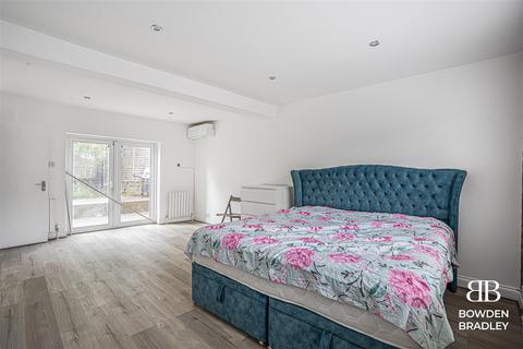 5 bedroom semi-detached house to rent, Arrowsmith Road, Chigwell