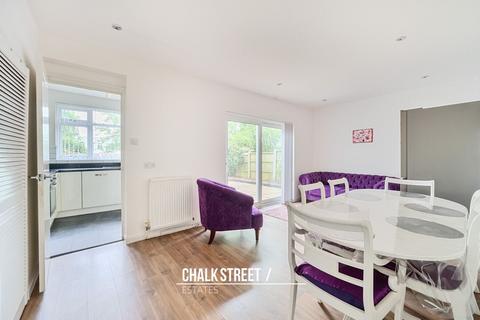74 Amersham Road, Romford, RM3 9JB