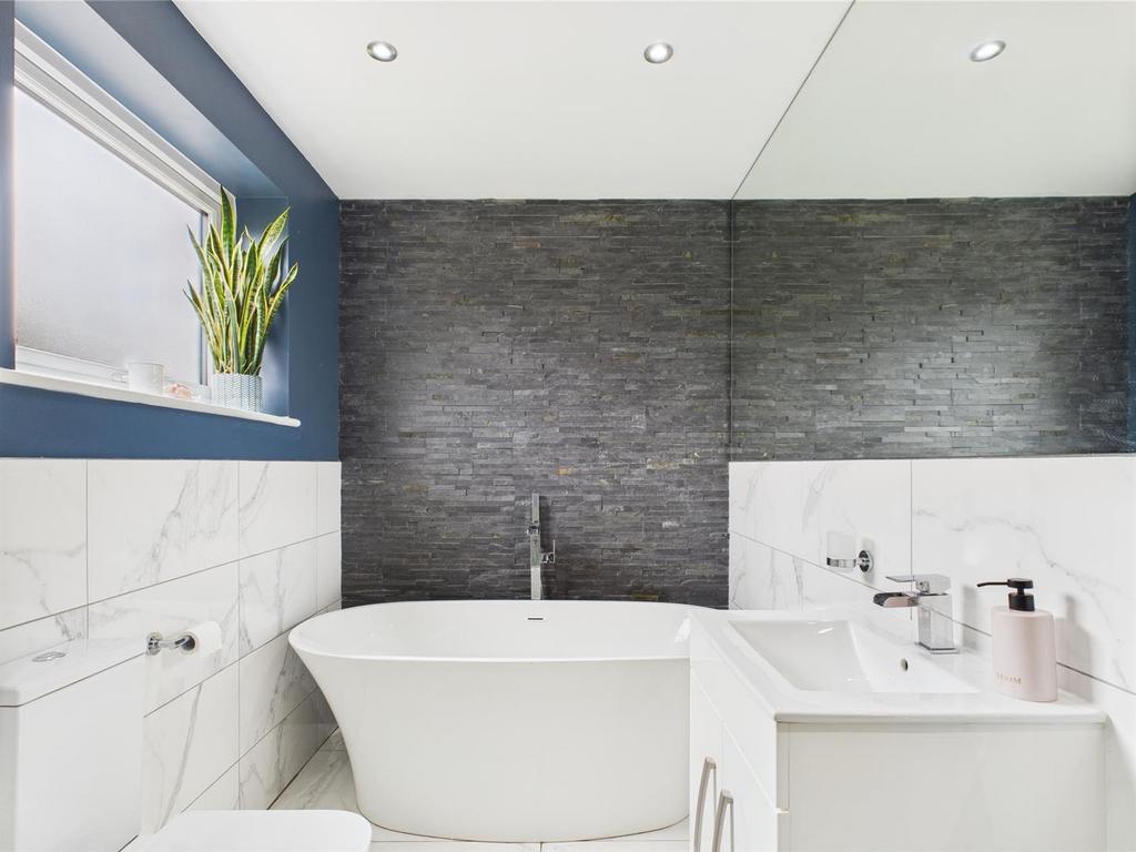 Bathroom 2.jpg