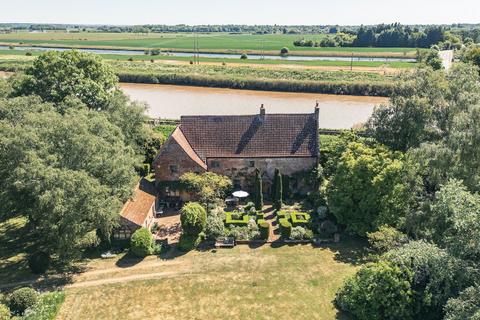 6 bedroom detached house for sale, Chain Free in Wiggenhall St. Mary Magdalen