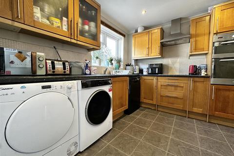 2 Cameron Close, Tiverton, EX16 5DB