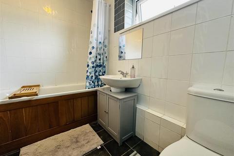 2 Cameron Close, Tiverton, EX16 5DB