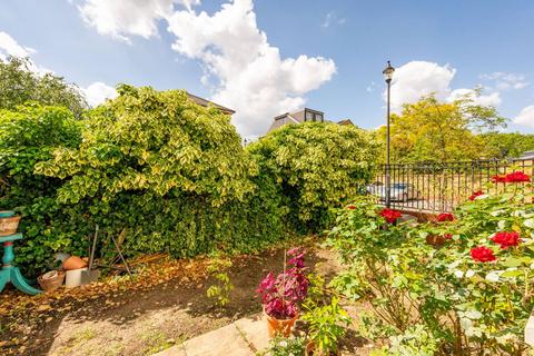 undefined, Samuel Gray Gardens, Kingston, Kingston upon Thames, KT2
