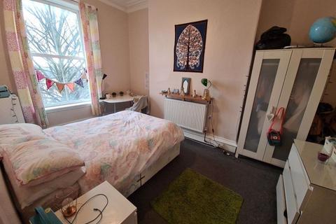 3 bedroom flat to rent, Moorland Road, Leeds LS6