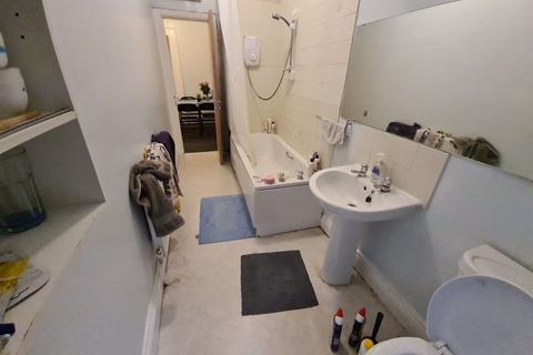 3 bedroom flat to rent, Moorland Road, Leeds LS6