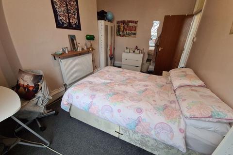3 bedroom flat to rent, Moorland Road, Leeds LS6