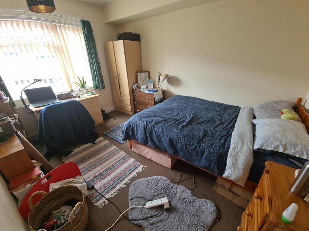 A cozy double bedroom featuring a comfortable d...