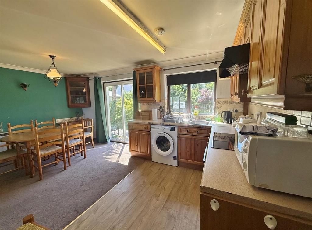 Kitchen / dining area patio doors