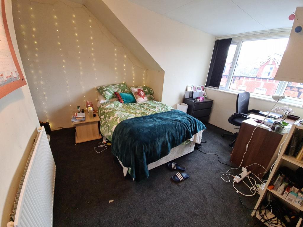 A cozy double bedroom featuring a comfortable d...