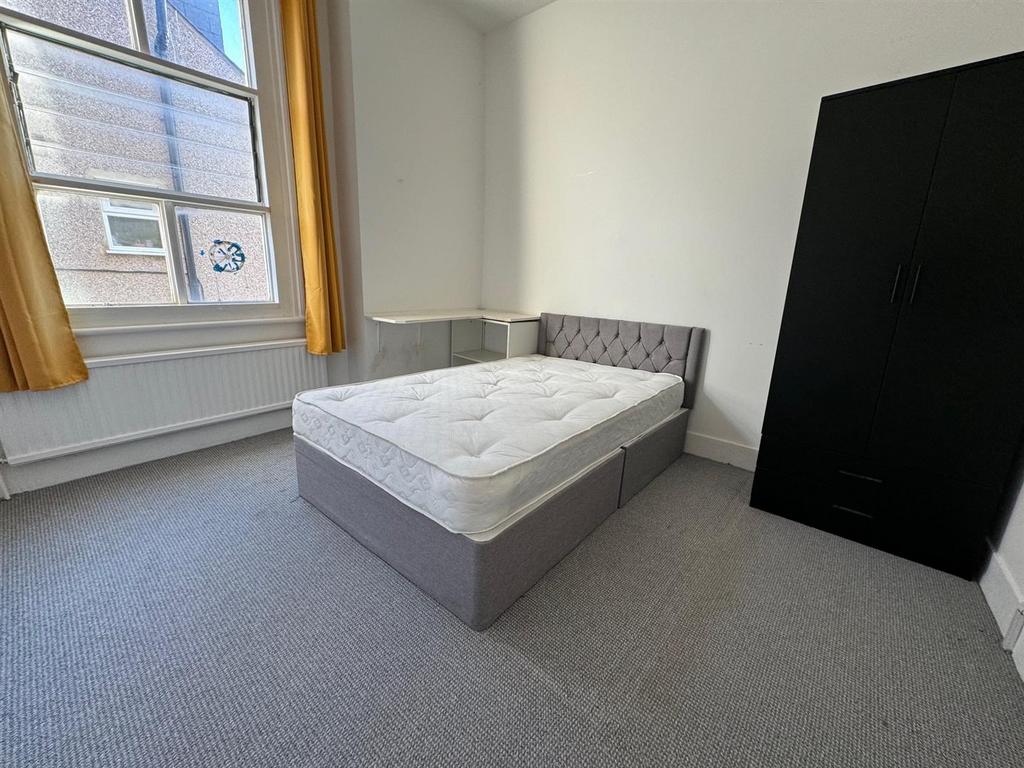 Bed 1.jpg