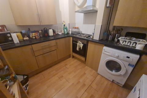 6 bedroom flat to rent, Regent Park Avenue, Leeds LS6