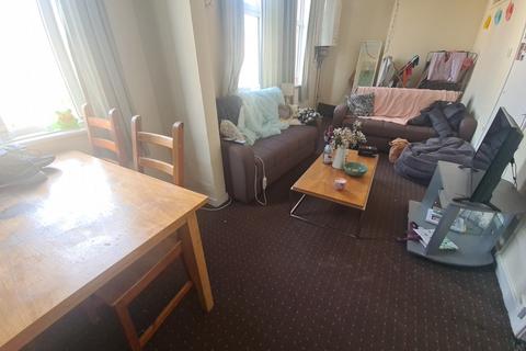 6 bedroom flat to rent, Regent Park Avenue, Leeds LS6
