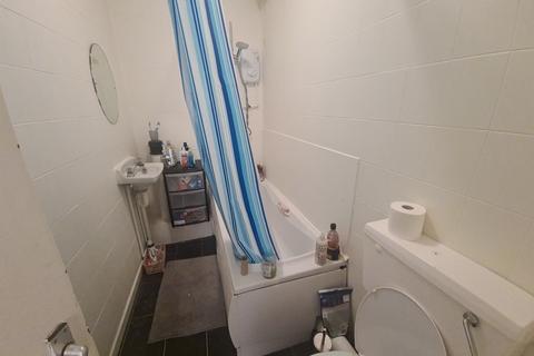 6 bedroom flat to rent, Regent Park Avenue, Leeds LS6