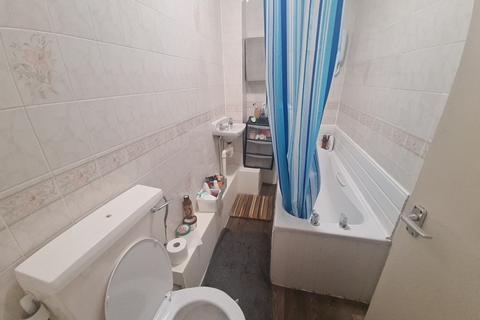 6 bedroom flat to rent, Regent Park Avenue, Leeds LS6