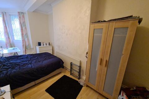 3 bedroom house to rent, Moorland Avenue, Leeds LS6