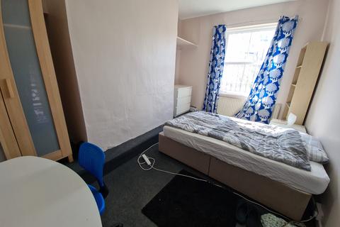 3 bedroom house to rent, Moorland Avenue, Leeds LS6