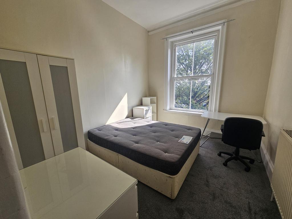 A bright and well-maintained double bedroom fea...