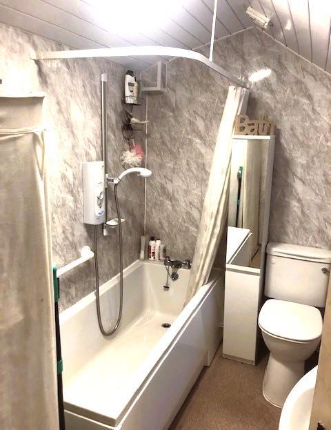 Bathroom 1.jpg