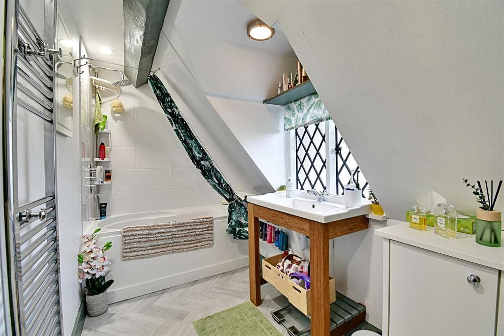 Bathroom 1.jpg