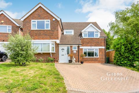 4 bedroom detached house to rent, The Squirrels, Pinner, HA5