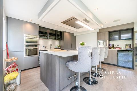 4 bedroom detached house to rent, The Squirrels, Pinner, HA5