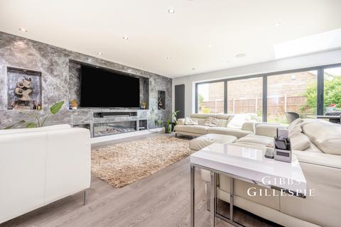 4 bedroom detached house to rent, The Squirrels, Pinner, HA5