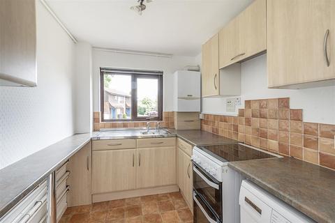 17 Mountbatten Close, St Albans, AL1 5AX
