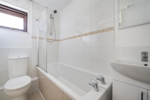 17 Mountbatten Close, St Albans, AL1 5AX