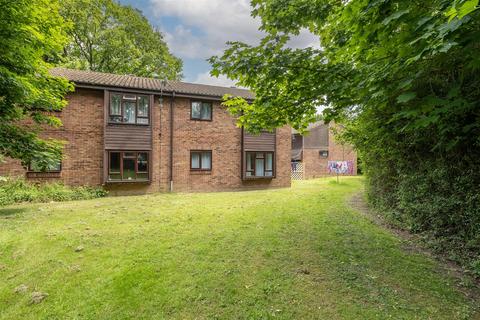 17 Mountbatten Close, St Albans, AL1 5AX
