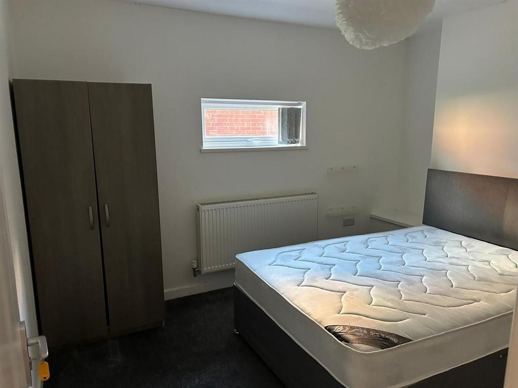 Bright, neutral double bedroom with a comfortab...
