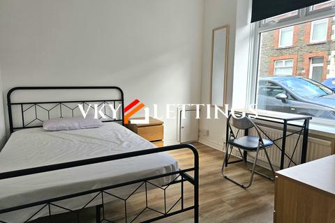 4 bedroom terraced house to rent, King Street, Pontypridd CF37