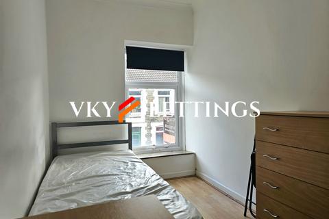 4 bedroom terraced house to rent, King Street, Pontypridd CF37