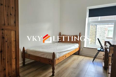 4 bedroom terraced house to rent, King Street, Pontypridd CF37