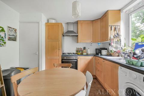 3 bedroom flat to rent, Archway Road, Highgate