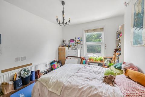 3 bedroom flat to rent, Archway Road, Highgate