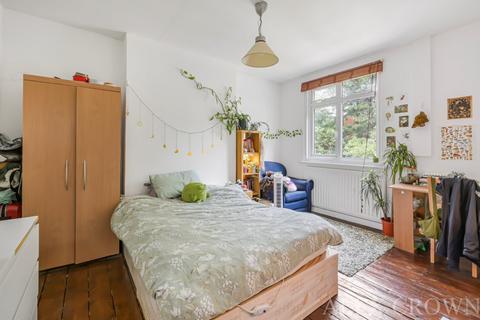 3 bedroom flat to rent, Archway Road, Highgate
