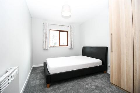 1 bedroom apartment to rent, Queens Court, 24 Bridge Street