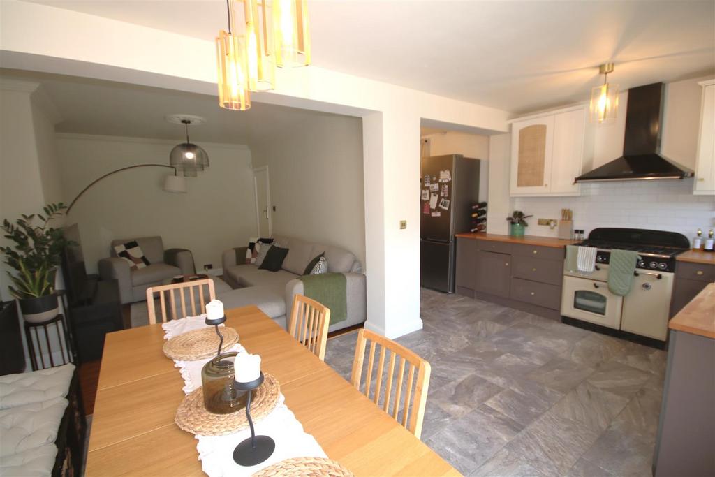 Kitchen e.JPG