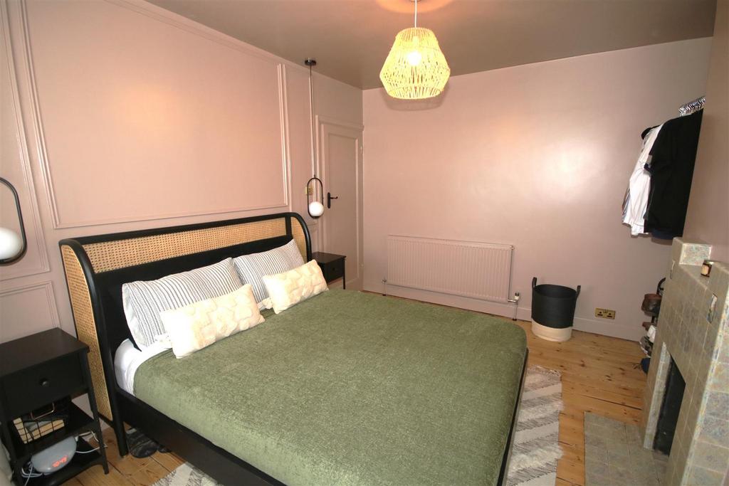 Bedroom 1b.JPG